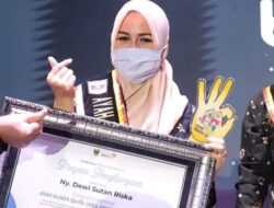 Ny. Dewi Sutan Riska Terima Penghargaan Bunda GenRe