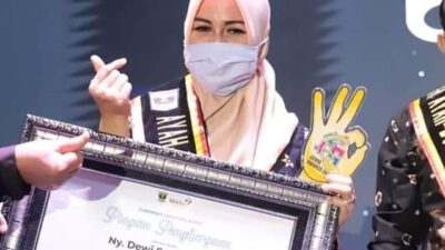 Ny. Dewi Sutan Riska Terima Penghargaan Bunda GenRe