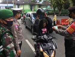 Polisi Disiplinkan Pengunjung Pasar Padang Panjang