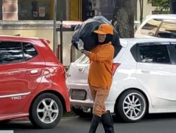 Subuh Buta, Indrawati Sudah Bekerja Bersihkan Padang