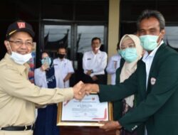 Indra Catri Terima Penghargaan dari IDI Sumbar