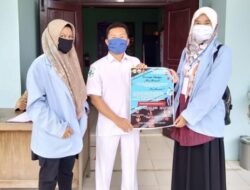 Mahasiswi KKN Unri Melakukan Sosialisasi New Normal Melalui Poster Edukasi