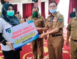 487 Tenaga Kesehatan Pesisir Selatan Terima Insentif Penanganan Covid-19