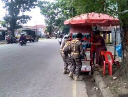 Satpol PP Padang Tertibkan PKL Berjualan di Trotoar
