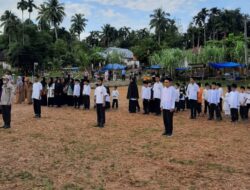 Santri dan Warga Upacara Perigatan HUT Ri di Tengah Sawah