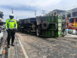 Truk Semen Terguling Usai Tabrak Pagar Jembatan Fly Over Aur Kuning Bukittinggi