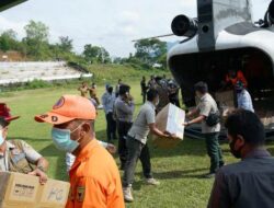 Helikopter BNPB Antarkan Bantuan APD ke Tanah Datar