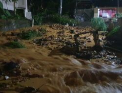Jondul Rawang Banjir Disertai Material Batu