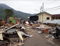 Kios di Jalan Lingkar Pasar Padang Panjang Dibongkar
