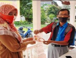 Pemerintah Desa Sungai Pasak Bagikan Masker untuk Warga