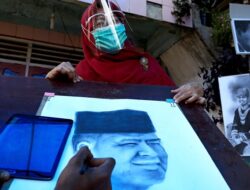 Wartawati Nasrul Abit Foto dengan Lukisan Kekasih Hati
