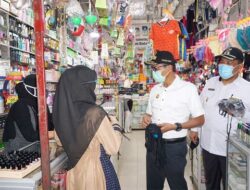 Sosialisasi Perda AKB, Gubernur Sumbar Bagikan Masker di Pasar Pariaman