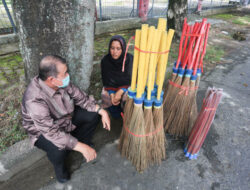 Ketika Penjual Sapu Lidi Curhat ke Nasrul Abit