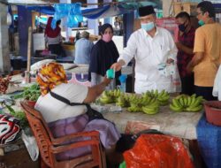 Kunjungi Pesisir Selatan, Nasrul Abit Bagi-bagi Masker dan Sosialisasikan AKB