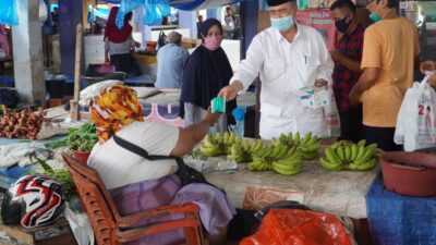 Kunjungi Pesisir Selatan, Nasrul Abit Bagi-bagi Masker dan Sosialisasikan AKB