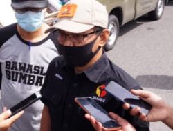 Bawaslu Kota Pariaman Tertibkan APK Cagub tak Sesuai Aturan