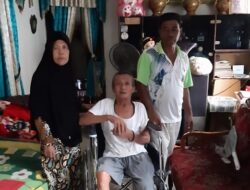 Lisda Hendrajoni Bantu Kursi Roda untuk Lansia di Dharmasraya