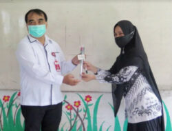 Peringati Hari Guru, Dikpora Pariaman Beri Bunga ke Guru