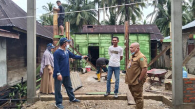 Kepala DLH Pasaman Cek Pengerjaan Bantuan Perumahan Swadaya