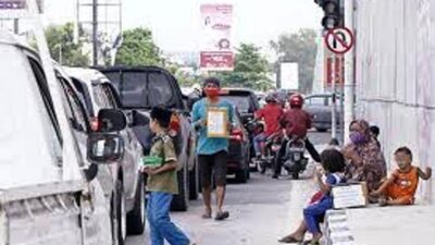 Dilarang Beri Uang Pengemis di Persimpangan Lampu Merah