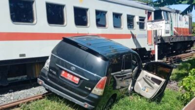 Toyota Innova Dihantam Kereta Api di Jembatan Tamsis Alai