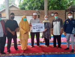 Nevi Zuairina Serahkan Bantuan Rehabilitasi Masjdi Al Ikhlas Sopan Saiyo