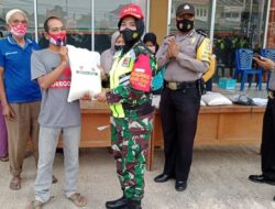Kasrem Kolonel Inf Amrizen bersama Dandim Letkol Inf Endik Hendra Sandi Delar Giat Sosial Jumat (4/12).