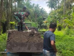 Antusiasme Masyarakat Tinggi, Badan Jalan Rusak Diperbaiki Swadaya