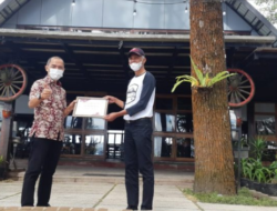 Pemkab Agam Berikan Penghargaan Kepada Pengelola Objek Wisata Puncak Lawang