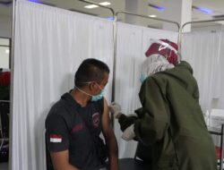 Tenaga Kesehatan di Padang Panjang Mulai Divaksinasi