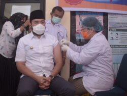Walikota Padang Panjang Fadly Amran Divaksin Covid-19