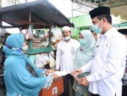 Sepuluh Pedagang Sayur Keliling Terima Zakat untuk Modal Usaha