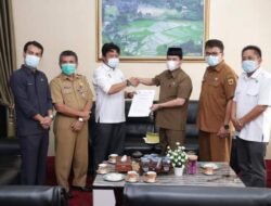 Pemkab Tanah Datar Terima Thermo Gun dari KPU