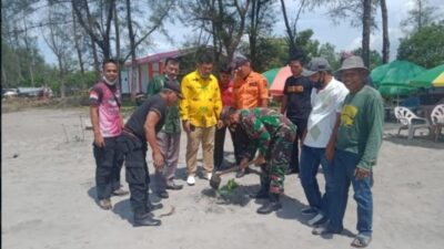 Koramil Pariaman dan BPBD Tanam Bibit Pohon Pinago di Pantai Kata