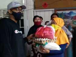 Sebar Sembako untuk Warga Padang Selatan, Rachmad Wijaya Pengusaha Muda yang Gemar Berbagi
