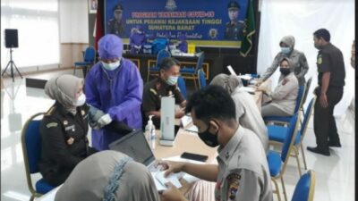 Pegawai Kejati Sumbar Jalani Vaksinasi