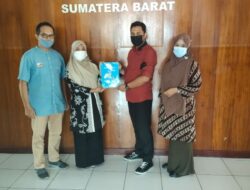 KPU Padang Serahkan Laporan Layanan Keterbukaan Informasi ke KI Sumbar
