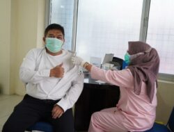 Tekan Penularan Covid-19, Pegawai PLN Sumbar Lakukan Vaksinasi COVID-19