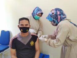 Personel Polsek Batang Anai Ikuti Vaksinasi Covid-19