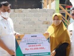 Pasca Kebakaran, Bupati Sutan Riska Tuanku Kerajaan Bantu Ponpes Pembangunan Pulau Punjung