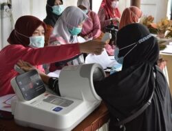 65 Nakes Padang Panjang Jalani Vaksinasi Susulan