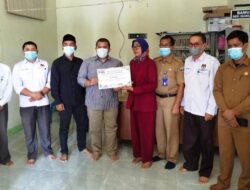 KPU Dharmasraya Santuni Almarhum Petugas Ketertiban TPS Nagari Sinamar