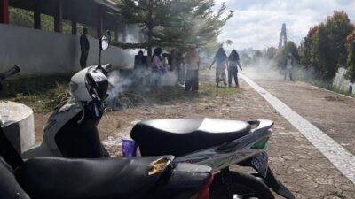 Warga Jorong Tabek Gotong Royong Bersihkan area Gedung Kuliner