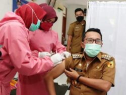 Bupati Eka Putra Bersama Ratusan Orang Divaksin
