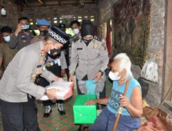 Peduli Warga Tak Mampu, Kapolres Agam Serahkan Sembako