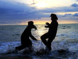 Suasana Baru di Pariaman, Pertunjukan Silat di Pantai