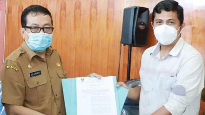 Kadis Kominfo Serahkan SK Asisten Ahli Komisi Informasi 