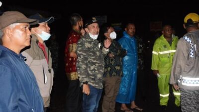Longsor Depan Mapores Tanah Datar, Mobil Nyaris Tertimbun