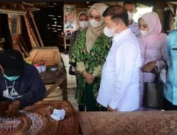 Berkunjung ke Nagari Pandai Sikek, Menteri PPN Suharso Monoarfa Coba Menenun