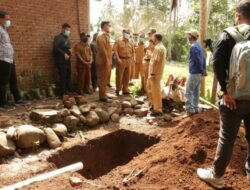 Wabup Richi Aprian Saksikan Warga Jorong Rajo Dani Nagari Padang Ganting Dibangun Jamban